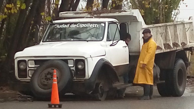 Insólito: dos camiones perdieron sus ruedas en el ingreso a la Isla Jordán