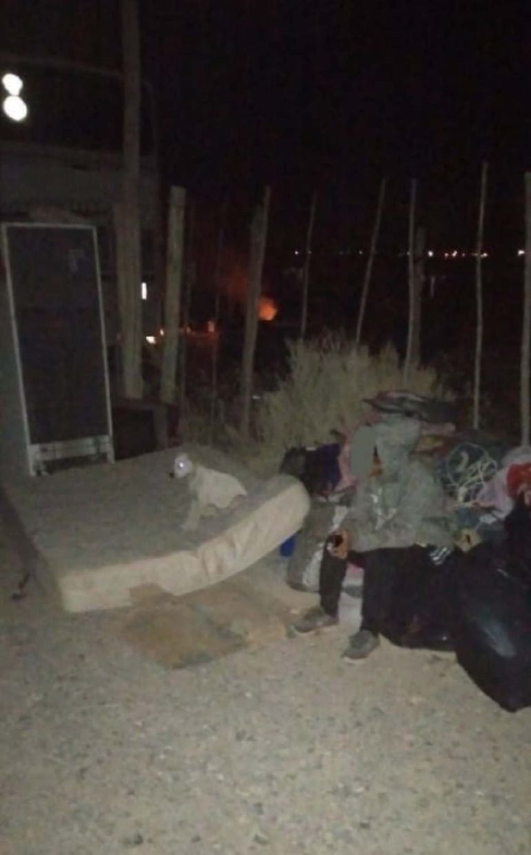 Vivía en micro abandonado con 3 hijitos, la desalojaron y pide ayuda