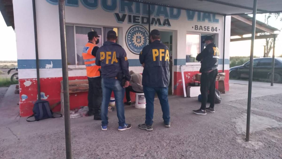 Viajaba en colectivo con un ladrillo de droga pegado al cuerpo