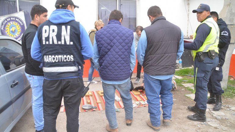 Una pistolera narco zafó de ir presa  por tirar un kilo de droga al vecino 