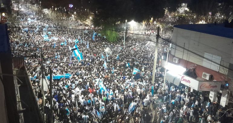 Cientos de cipoleños coparon el centro para festejar el triunfo histórico de la Selección Argentina. Fotos: Antonio Spagnuolo.
