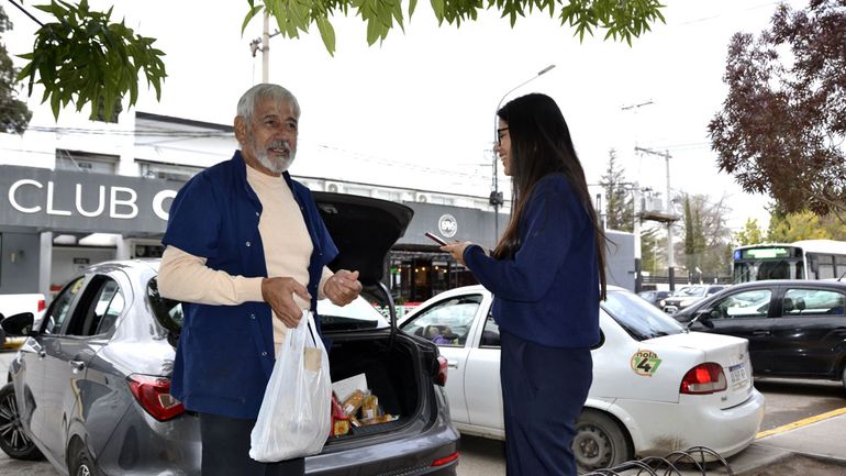 Hugo, como lo conoce la mayoría, con una fiel clienta. Las ventas le sonríen. Hugo, como lo conoce la mayoría, con una fiel clienta. Las ventas le sonríen.