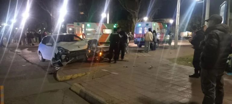 Dos personas que viajaban en la moto fueron trasladadas al Hospital. Foto: gentileza ANRoca.
