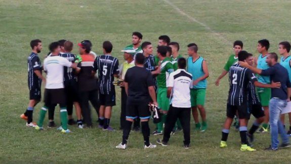 El partido entre Fernández Oro y Pilmatún casi termina a las piñas