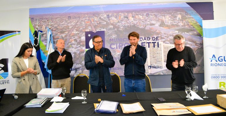 Javier Iud junto a Rodrigo Buteler en la apertura de sobres para el recambio cañería de calle Venezuela en Cipolletti.