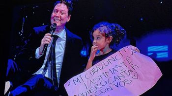 Emanero hizo subir al escenario a una pequeña fan, quien lo acompañó en una de sus canciones. Emanero hizo subir al escenario a una pequeña fan, quien lo acompañó en una de sus canciones.
