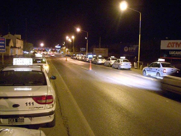 Tres robos a taxistas locales en la misma noche