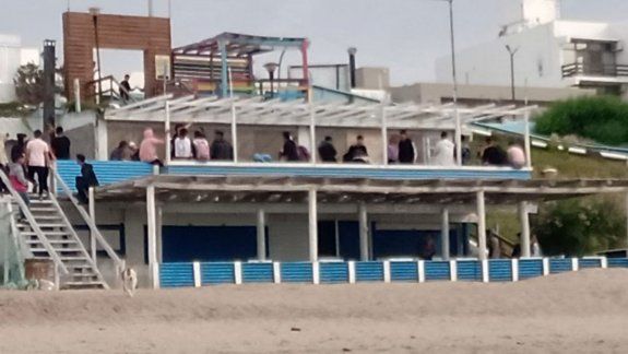 Tres detenidos y un patrullero destruido en un pelea en Las Grutas