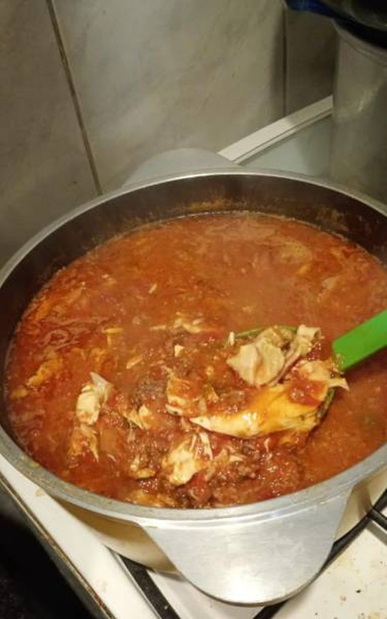 La ollita en la que Cecilia cocina las viandas que reparten en la calle.