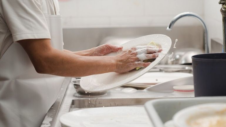 El local gastronómico de Catriel deberá pagar una multa de casi $200 mil por arrojar desechos no permitidos en las cloacas. 