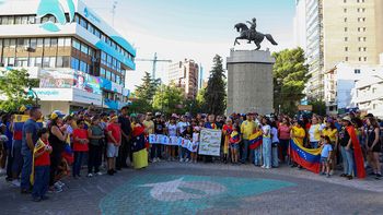 en 7 fotos, asi fue la protesta de ciudadanos venezolanos en neuquen