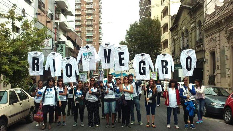 Maestros rionegrinos participan de la Marcha Federal de docentes en Buenos Aires