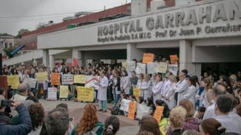 Médicos residentes, psicopedagogas y especialistas reclaman aumento salarial en el hospital Garrahan.