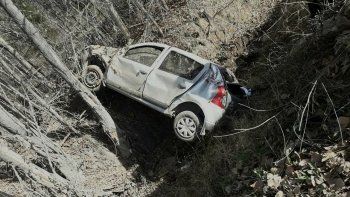 se le trabo el acelerador y termino adentro del canal