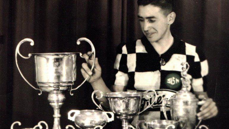 Oses con su colección de trofeos de la Vuelta. Se fue el más ganador.&nbsp;