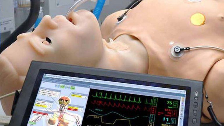 El robot utiliza programas de computación para simular patologías.