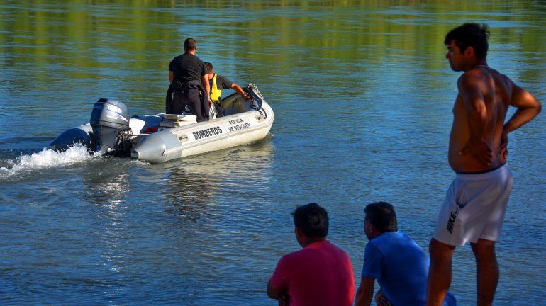 Extienden hasta la Isla Jordán la búsqueda del joven que desapareció al cruzar el río Limay
