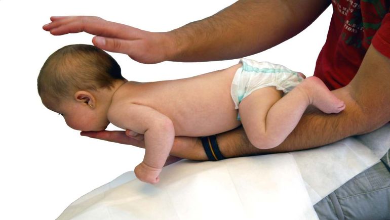 La bebé de Viedma fue salvada por dos policías que le hicieron maniobras de RCP.  La bebé de Viedma fue salvada por dos policías que le hicieron maniobras de RCP.