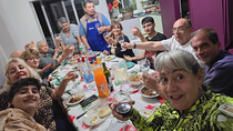 El grupo de chat se denomina los fiesteros de la 40. Se juntan los viernes a celebrar la vida, ya son amigos. El grupo de chat se denomina los fiesteros de la 40. Se juntan los viernes a celebrar la vida, ya son amigos.