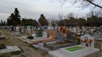 Intiman a 620 contribuyentes a retirar o regularizar su situación en el Cementerio Municipal de Cipolletti.