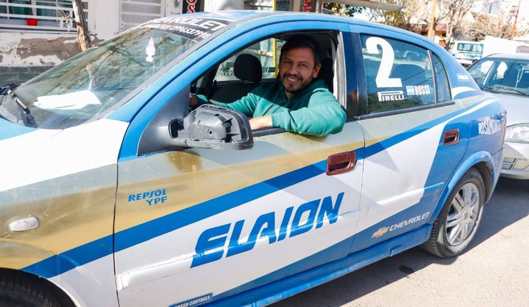 El auto de carrera ploteado como el del Misil Rossi que circula por Cipolletti. Foto Anahí Cárdena.