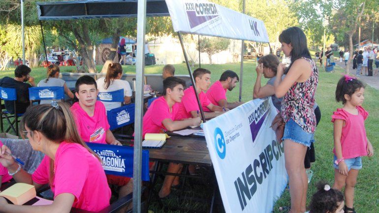 Ayer y hoy anotaban en el Paseo Cultural de calle Fernández Oro.