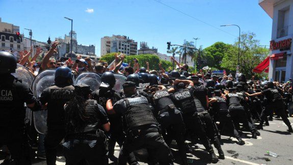 Incidentes en la 9 de Julio cuando cerraron la fila de despedida