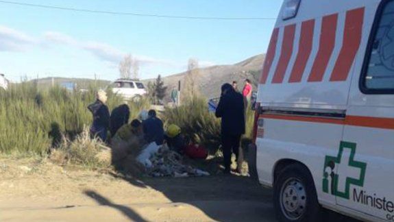 Se bajó del colectivo y terminó adentro de una alcantarilla