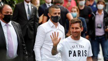 messi revoluciono paris: de parque de los principes al hotel