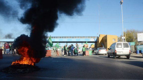 Un grupo de estatales rionegrinos volvió a complicar a miles de valletanos cortando parcialmente el puente.
