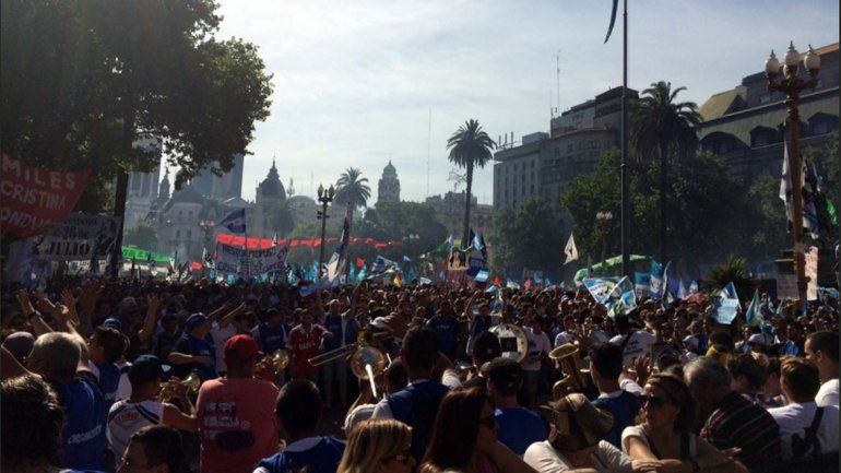 Manifestantes se acercan a Plaza de Mayo.