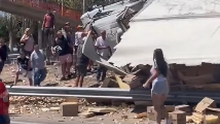 Mendoza: volcó un camión cargado con papas fritas y los vecinos lo saquearon