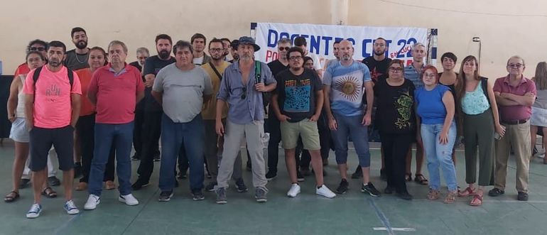 Los docentes de las escuelas técnicas se hicieron presentes hoy en la asamblea de UNTER para plantear el reclamo.