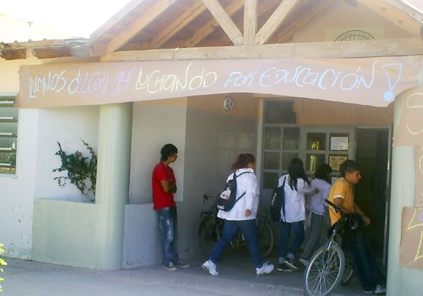 Estudiantes pidieron sillas y mesas