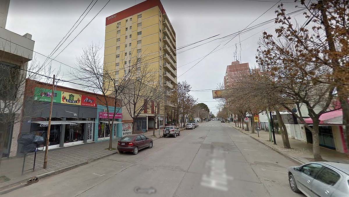 Se masturbó en el vestidor de un local y eyaculó en las cortinas