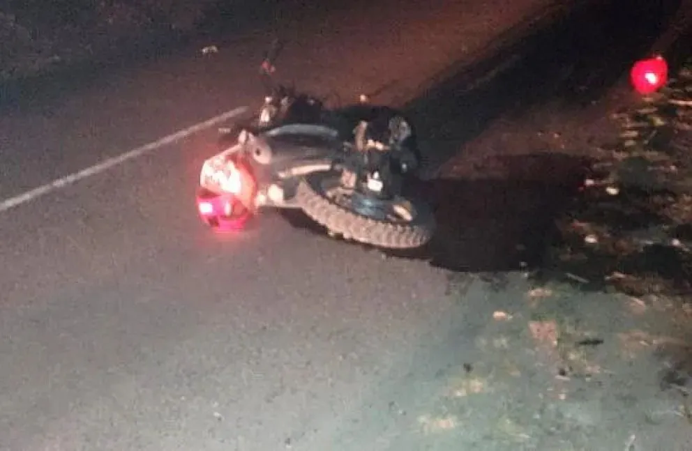 Una mujer lucha por su vida: chocó con un tractor sin luces y está internada en coma inducido