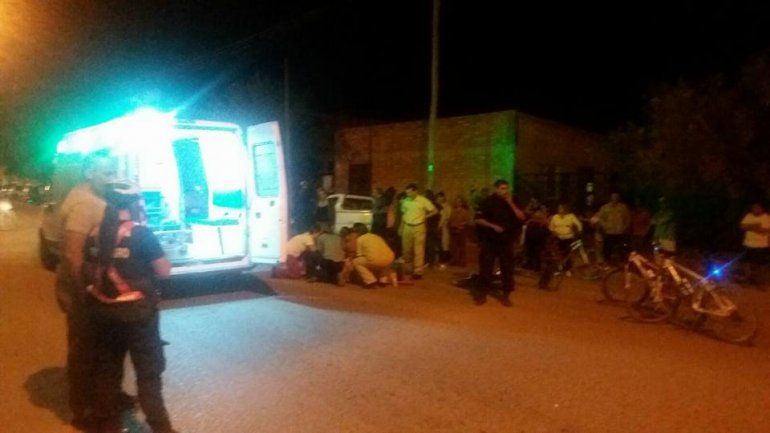 En la esquina de Bolivia y Estrada se registró el accidente de tránsito entre un motociclista y un ciclista. 