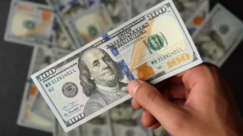 Por qué el dólar sigue quieto pese a la baja de tasas y el rechazo al DNU