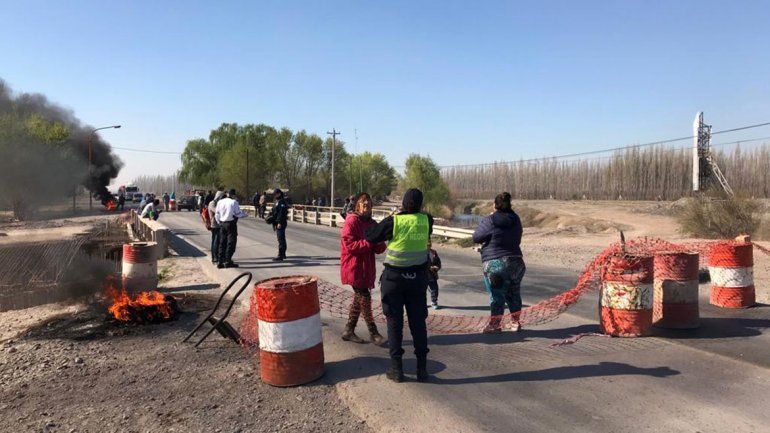Caos en el Alto Valle: hay 4 cortes de rutas y transitar por la región se volvió casi imposible