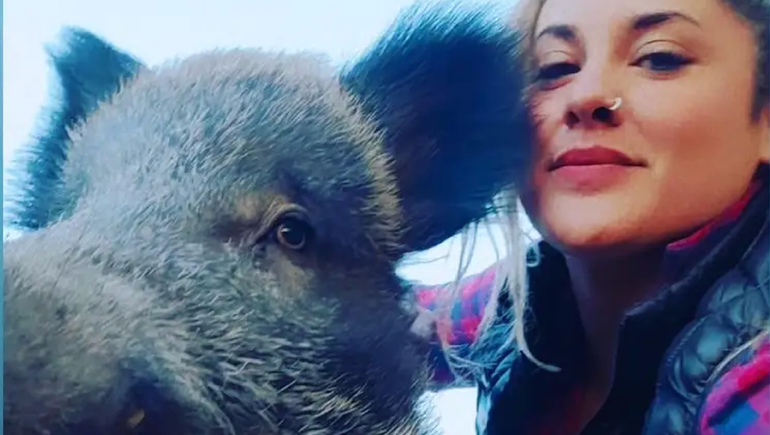 Increíble reencuentro entre un jabalí y una joven neuquina