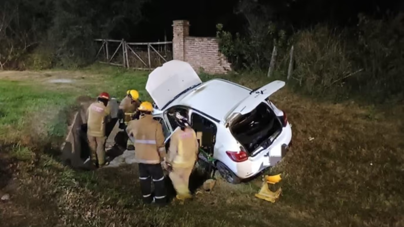 La explosión del auto derivó en una mujer con graves quemaduras. | LMCipolletti.com La explosión del auto derivó en una mujer con graves quemaduras.