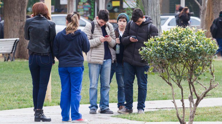 Celular en mano y siempre en grupo