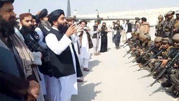 los talibanes festejaron con disparos tras la salida de las ultimas tropas estadounidenses