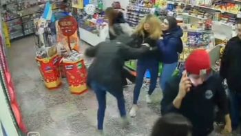 dos mujeres se agarraron a pinas en un kiosco y destruyeron el local