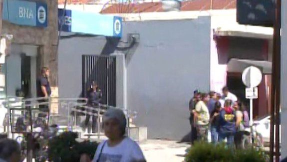 Asesinan a cajero del Banco Nación en violento asalto en una sucursal