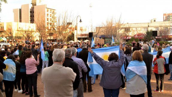 Caravana en Cipolletti para defender la República