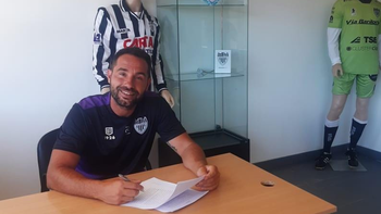 La firma del nuevo DT albinegro.&nbsp;