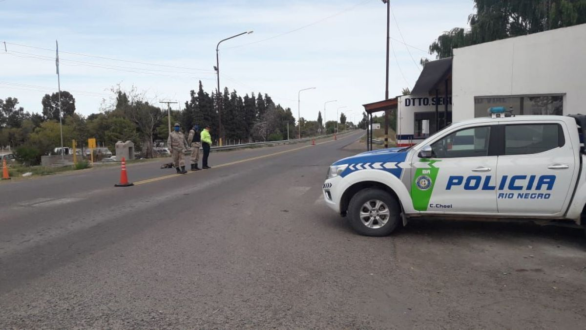 La Policía fue alertada por vecinos y cuando los efectivos llegaron al lugar encontraron al hombre inconsciente en el piso. Horas después murió en el hospital de Choele Choel.