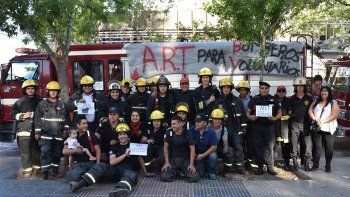 los bomberos juntan firmas para reclamar su art los bomberos juntan firmas para reclamar su art