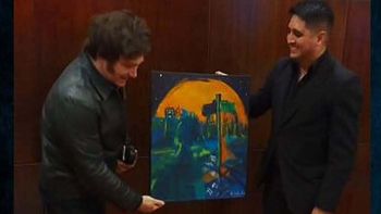 Javier Milei recibe un cuadro del pintor de Santa Cruz Alan Williams. | LMCipolletti.com Javier Milei recibe un cuadro del pintor de Santa Cruz Alan Williams.